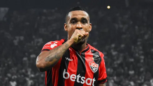 Alerrandro comemorando gol marcado contra o Corinthians.