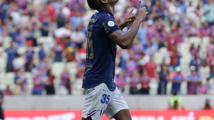 CE - FORTALEZA - 29/09/2024 - BRASILEIRO A 2024, FORTALEZA X CUIABA - Hercules jogador do Fortaleza comemora seu gol durante partida contra o Cuiaba no estadio Arena Castelao pelo campeonato Brasileiro A 2024. Foto: Lucas Emanuel/AGIF