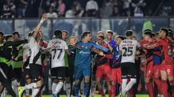 Jogadores durante a confusão, no São Januário