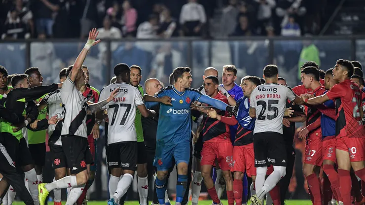 Jogadores durante a confusão, no São Januário