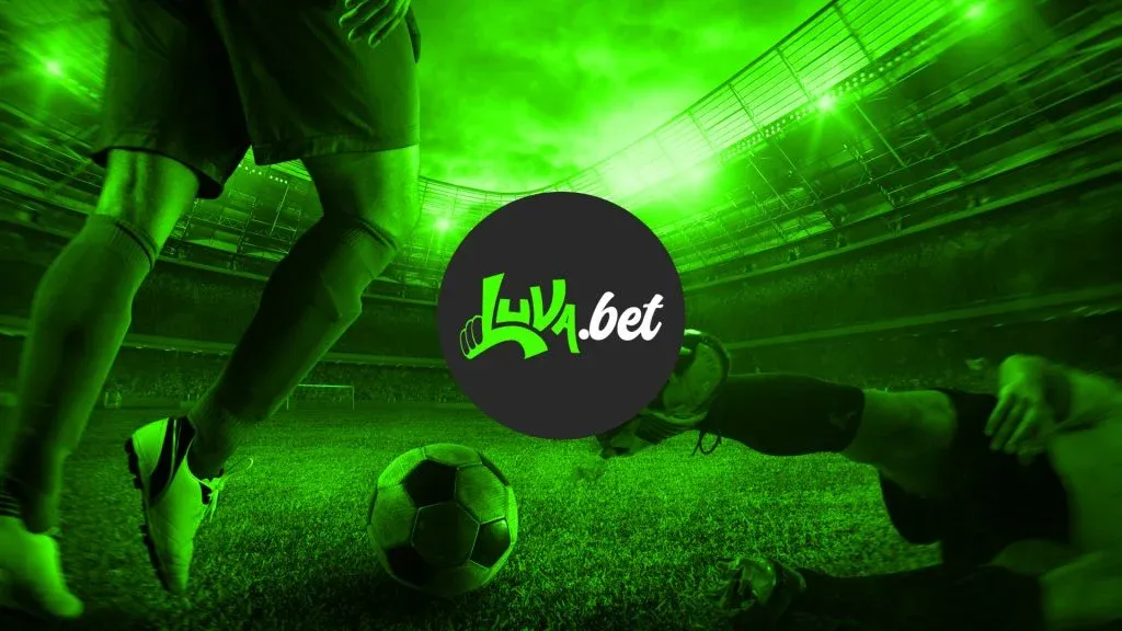 Imagem de divulgação da Luva.bet com logo ao centro, em tons de verde, branco e preto, contra fundo em tons sépia esverdeado, com jogadores em bola dividida em gramado de um estádio.