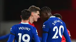 Ryan Yates e Denis Zakaria trocam farpas em partida entre Nottigham Forest e Chelsea pela Premier League. (Photo by Clive Mason/Getty Images)
