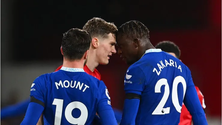 Ryan Yates e Denis Zakaria trocam farpas em partida entre Nottigham Forest e Chelsea pela Premier League. (Photo by Clive Mason/Getty Images)