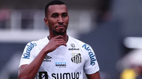 Lucas Braga não foi bem nos primeiros dois jogos do Santos no Paulistão e foi negociado em definitivo com o Vitória. Foto: Ettore Chiereguini/AGIF.