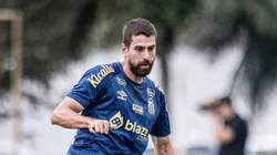 Luan Peres em ação na partida de ontem (2). Foto: Raul Baretta/ Santos FC.
