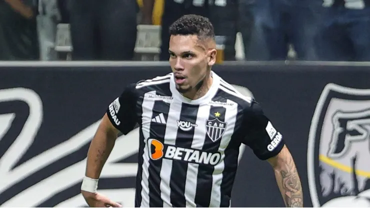 Paulinho se posiciona sobre retorno ao Vasco em 2025