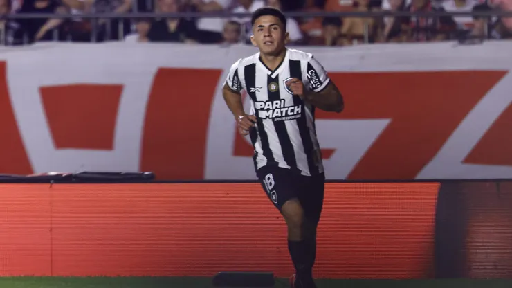 Almada jogador do Botafogo comemora seu gol durante partida. Foto: Marcello Zambrana/AGIF
