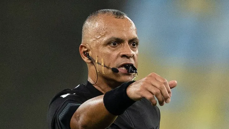- Árbitro Wilton Pereira Sampaio