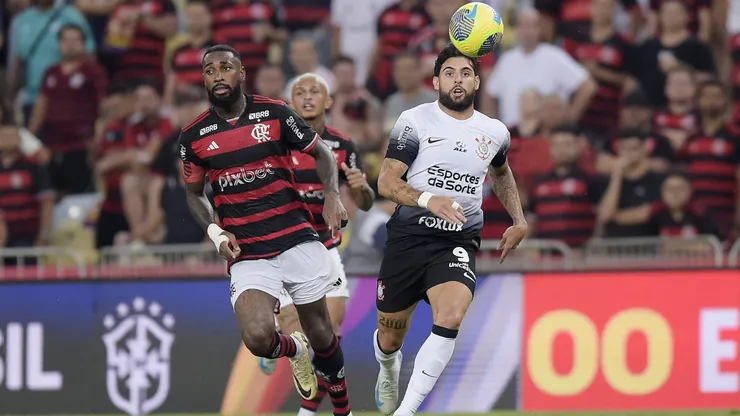 Gerson jogador do Flamengo disputa lance com Yuri Alberto jogador do Corinthians durante partida no Maracanã pela Copa Do Brasil 2024. Foto: Alexandre Loureiro/AGIF