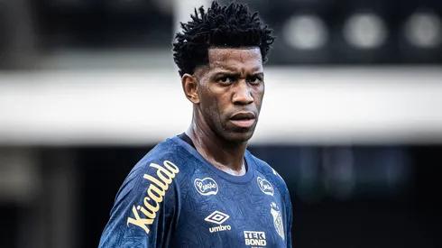 Gil, jogador do Santos durante treino com o elenco principal