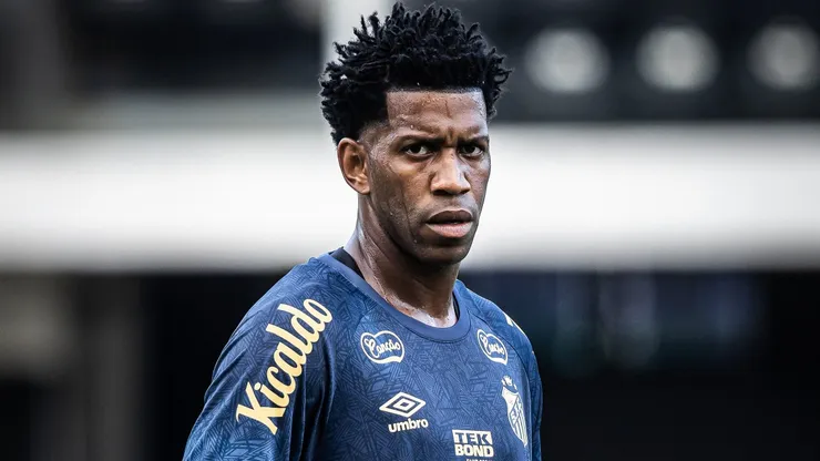 Gil, jogador do Santos durante treino com o elenco principal