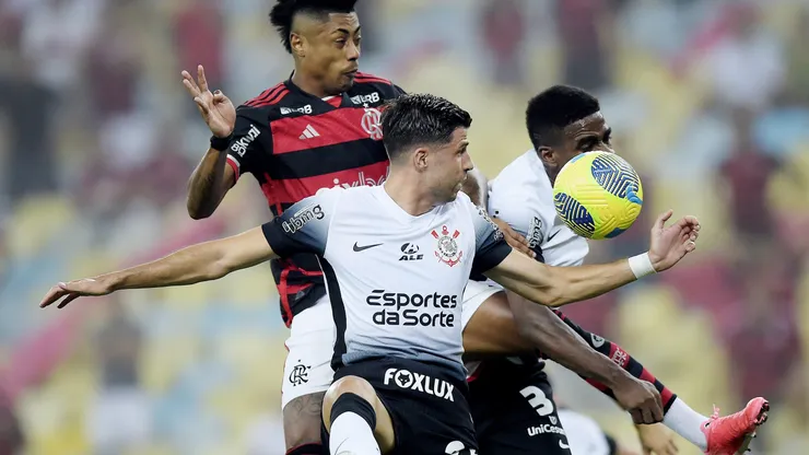 Bruno Henrique jogador do Flamengo disputa lance com Héctor Hernández jogador do Corinthians durante partida no Maracanã pela Copa Do Brasil 2024. Foto: Alexandre Loureiro/AGIF