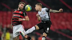 Léo Pereira jogador do Flamengo disputa lance com Charles jogador do Corinthians durante partida no Maracanã pela Copa Do Brasil 2024. Foto: Thiago Ribeiro/AGIF