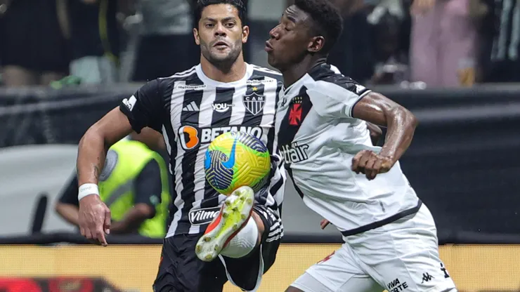 Hulk jogador do Atlético-MG disputa lance com Léo Pelé jogador do Vasco durante partida na Arena MRV pela Copa Do Brasil 2024. Foto: Gilson Lobo/AGIF