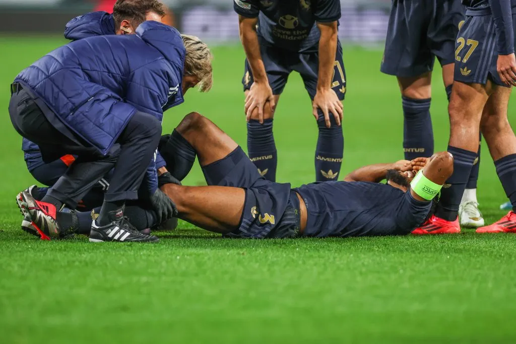 Bremer, zagueiro da Juventus sendo atendimento pelos paramédicos após lesão durante partida contra o RB Leipzig pela UEFA Champions – Foto: Tim x Rehbein/RHR