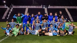 Maria, atacante do Grêmio Sub-20 reunida com sua equipe celebrando classificação para a final do Campeonato Brasileiro Feminino Sub-17