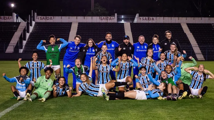 Maria, atacante do Grêmio Sub-20 reunida com sua equipe celebrando classificação para a final do Campeonato Brasileiro Feminino Sub-17