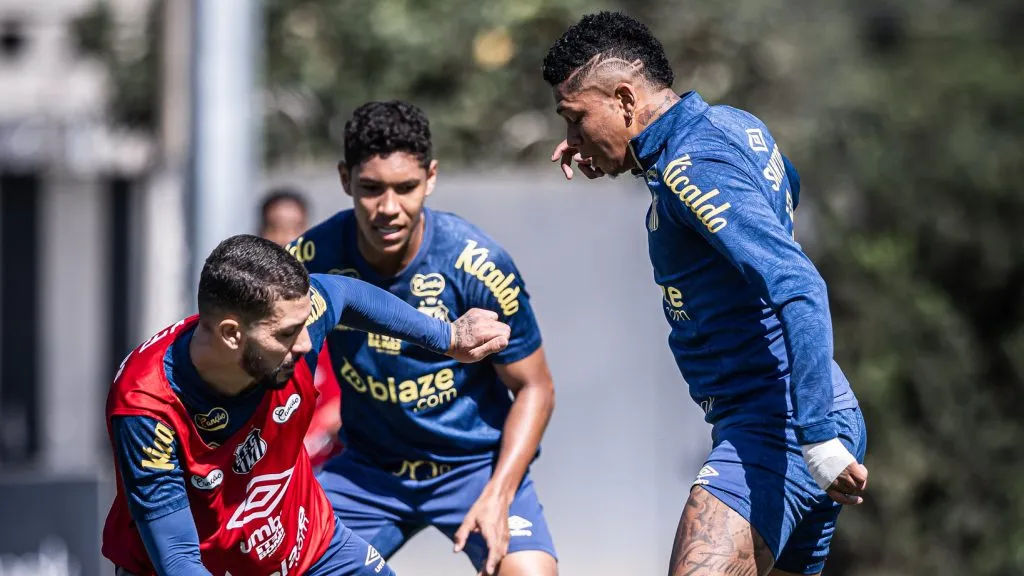 Billy Arce driblando Alison em treino - Foto: Raul Baretta/SFC