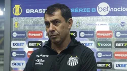 Treinador do Santos durante partida do Peixão na Série B.
