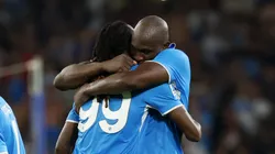 Frank Anguissa comemora gol com Romelu Lukaku em partida da Série A entre Napoli e Parma. (Photo by Francesco Pecoraro/Getty Images)