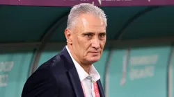 Tite dirigindo a Seleção Brasileira, contra a Coréia do Sul, durante a Copa do Mundo de 2022.
