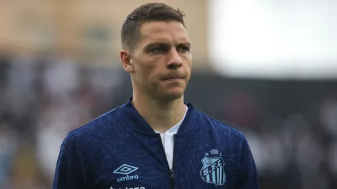 Julio Furch, atacante do Santos, perde espaço com Carille - Foto: Reinaldo Campos/AGIF