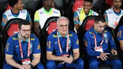 Dorival Junior, técnico da seleção brasileira, assiste ao jogo de qualificação para o Mundial de 2026 entre Paraguai e Brasil no Estádio Defensores del Chaco, no Paraguai
