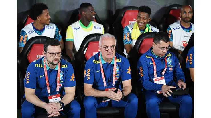 Dorival Junior, técnico da seleção brasileira, assiste ao jogo de qualificação para o Mundial de 2026 entre Paraguai e Brasil no Estádio Defensores del Chaco, no Paraguai