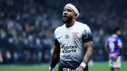 Jogador foi alvo de críticas após erros em clássico. Marco Miatelo/AGIF.