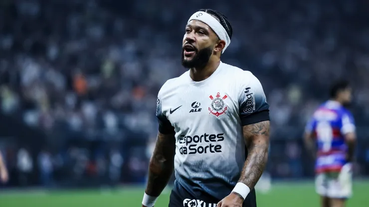 Jogador foi alvo de críticas após erros em clássico. Marco Miatelo/AGIF.
