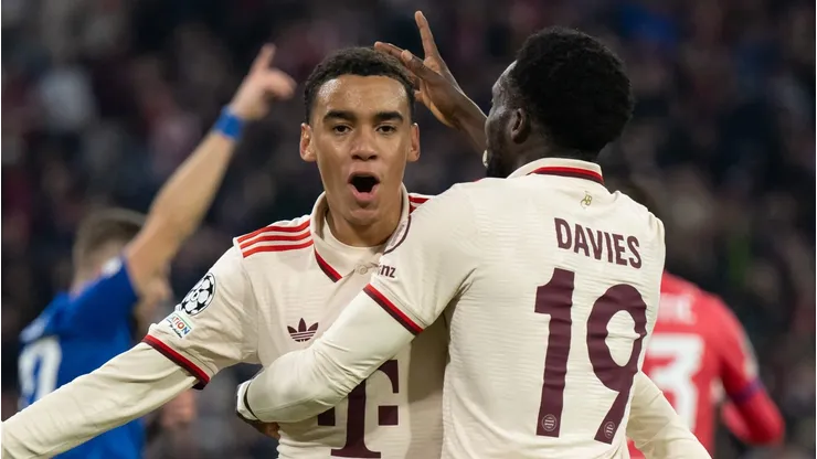 Jamal Musiala comemora gol pelo Bayern de Munique em partida da Champions League diante do Dinamo Zagreb. (Photo by Sebastian Widmann/Getty Images)