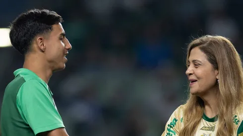 - Zagueiro Vitor Reis e Leila Pereira, presidente palmeirense