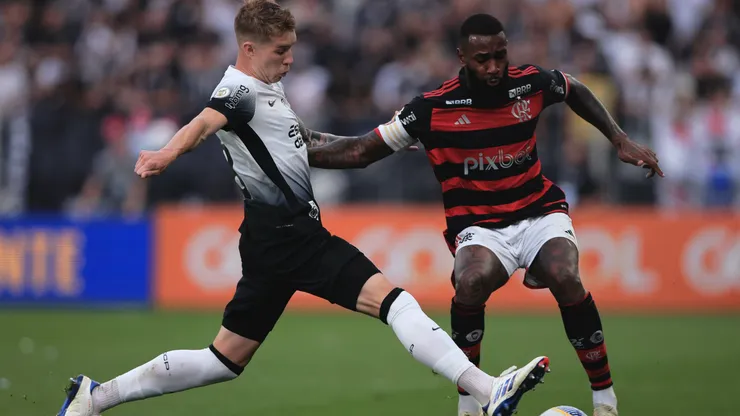 Charles jogador do Corinthians disputa lance com Gerson jogador do Flamengo durante partida na Neo Química Arena pelo Campeonato Brasileiro A 2024. Foto: Ettore Chiereguini/AGIF