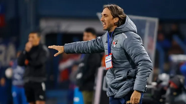 Head Coach Luis Zubeldia of Sao Paulo gestures during the Copa CONMEBOL Libertadores 2024 Round of 16 second leg match between Nacional and Sao Paulo at Gran Parque Central on August 15, 2024 in Montevideo, Uruguay