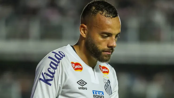 Guilherme durante partida entre Santos e Mirassol, pela Série B do Campeonato Brasileiro.