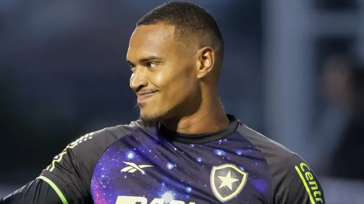 John, goleiro do Botafogo, durante partida contra o Bragantino no estadio Nabi Abi Chedid pelo campeonato Brasileiro A 2024