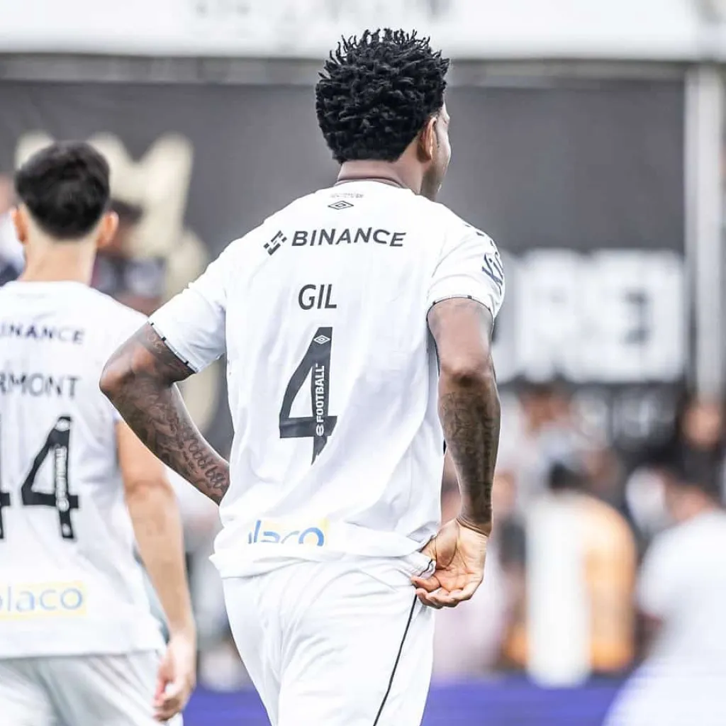 Gil vai renovar com o Santos para 2025 – Fotos: Raul Baretta/ Santos FC.