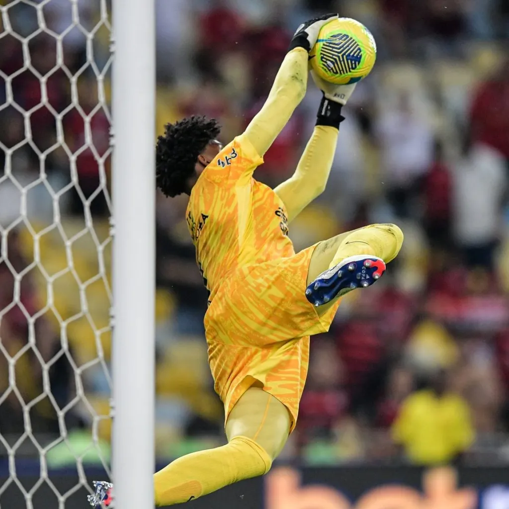 Hugo Souza quer permanecer no Corinthians – Foto: Thiago Ribeiro/AGIF