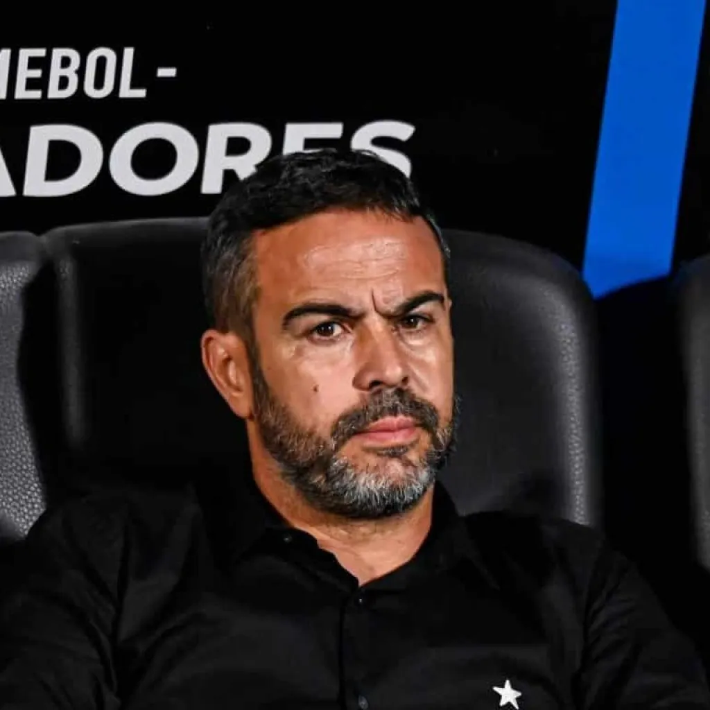 Artur Jorge na beira do gramado diante do Peñarol (URU).