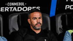 Artur Jorge na beira do gramado diante do Peñarol (URU).