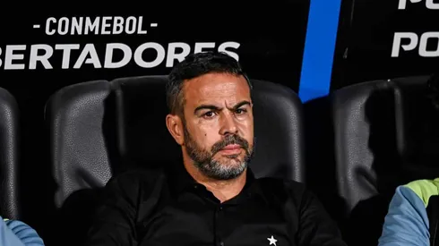 Artur Jorge na beira do gramado diante do Peñarol (URU).