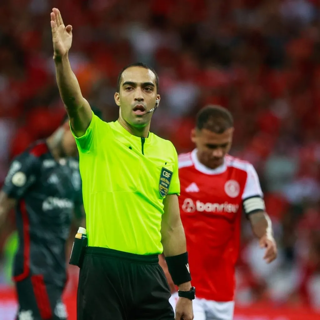 Árbitro foi criticado - Foto: Luiz Erbes/AGIF.