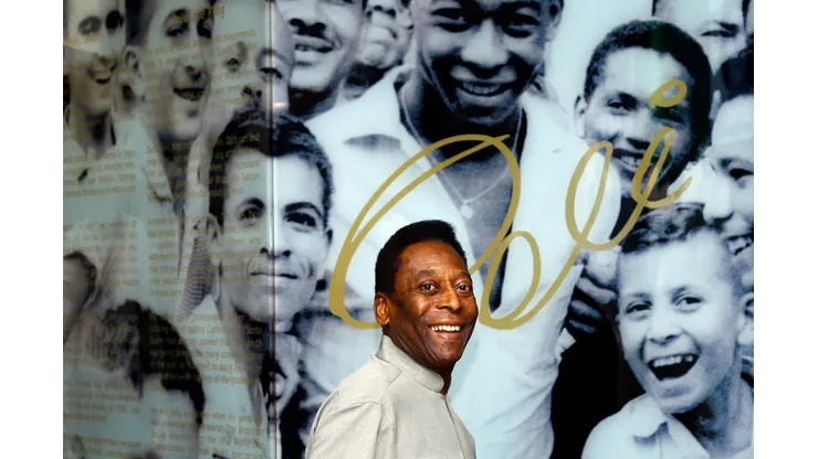 Marcelo Teixeira apaga autógrafos de Neymar e Pelé em sala do Santos
