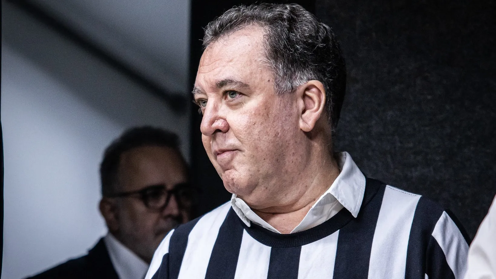 Marcelo Teixeira de camisa preta e branca do Santos - Foto: Raul Baretta/SFC