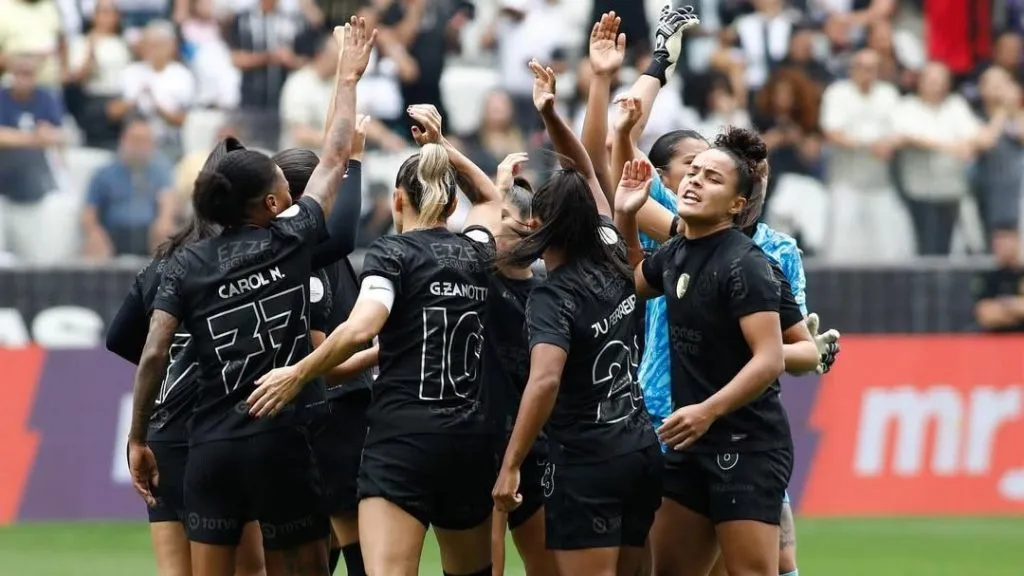 Gabi Zanotti e elenco do Corinthians em campo