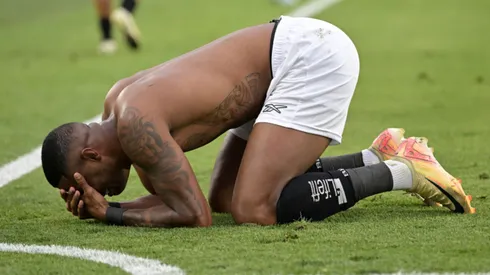 Atacante fica emocionado após título