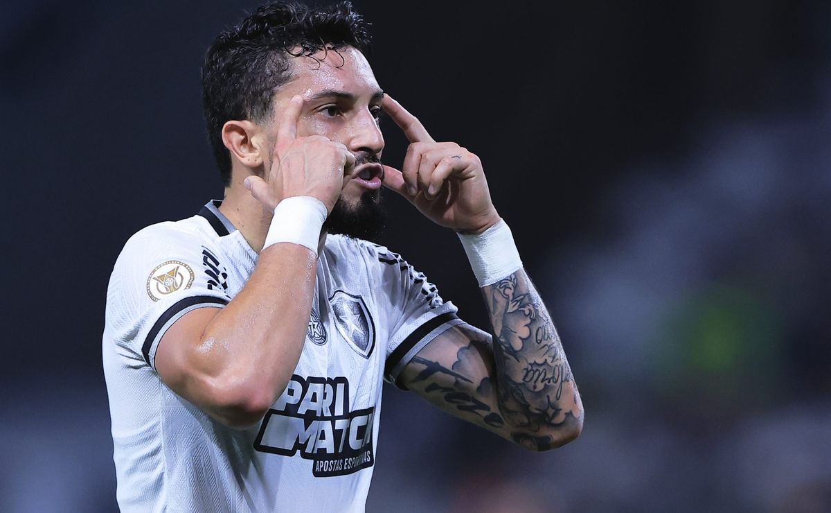 Alex Telles desabafa após título: “aturem ou surtem”