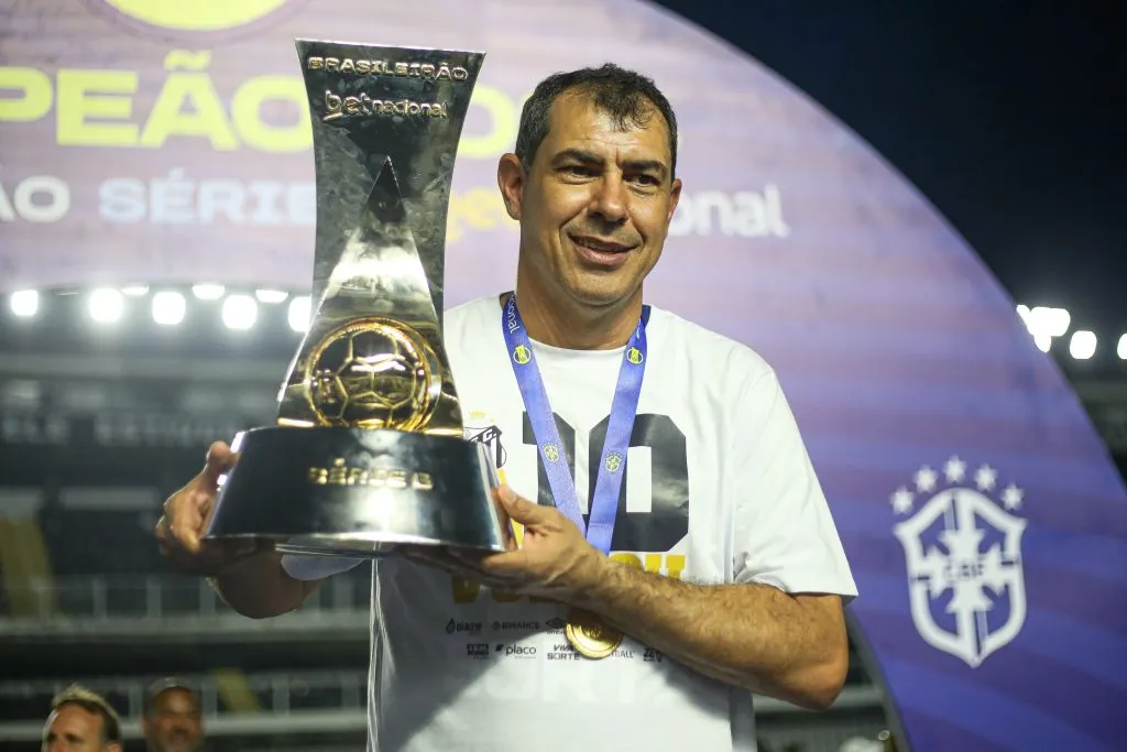 Carille com o troféu da Série B de 2024. Foto: Reinaldo Campos/AGIF