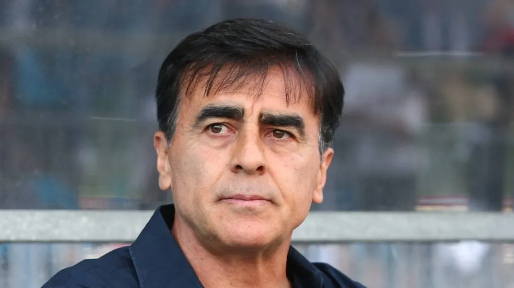 Foto: IMAGO / Photosport – Gustavo Quinteros, do Velez, vira o plano B do Santos para 2025.