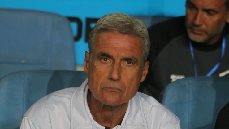 Luís Castro tem indefinição com o Peixe, que busca alternativa.